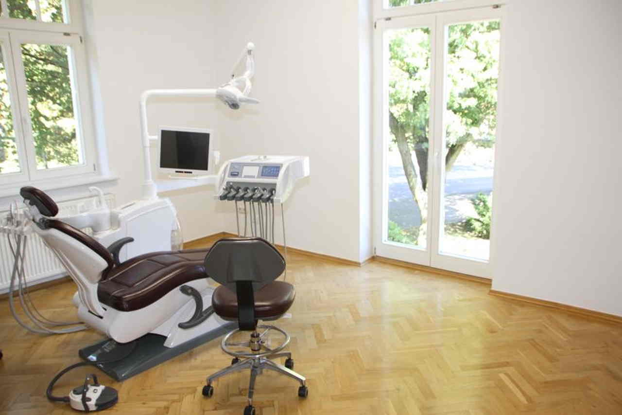 Behandlungszimmer der Dental Praxisklinik am Stadtwald für die Wurzelbehandlung